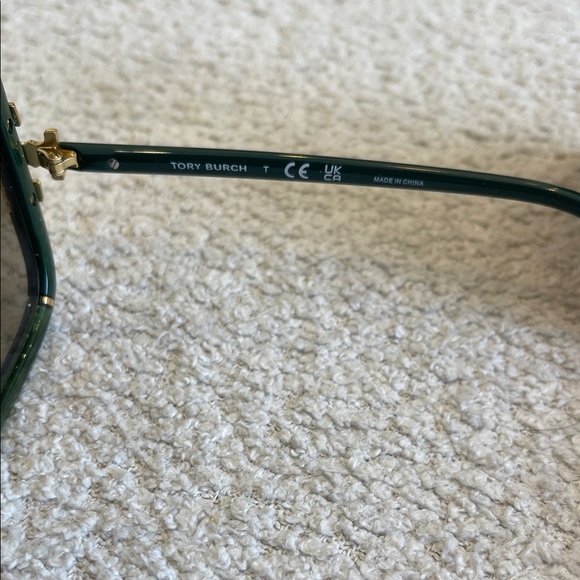NWOT  Tory Burch Sunglasses Butterfly Green with Orange Case